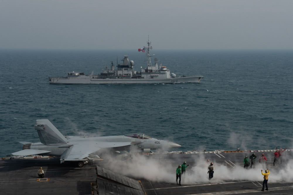 Can canh khu truc ham Phap va tau san bay My vua vao vinh Ba Tu