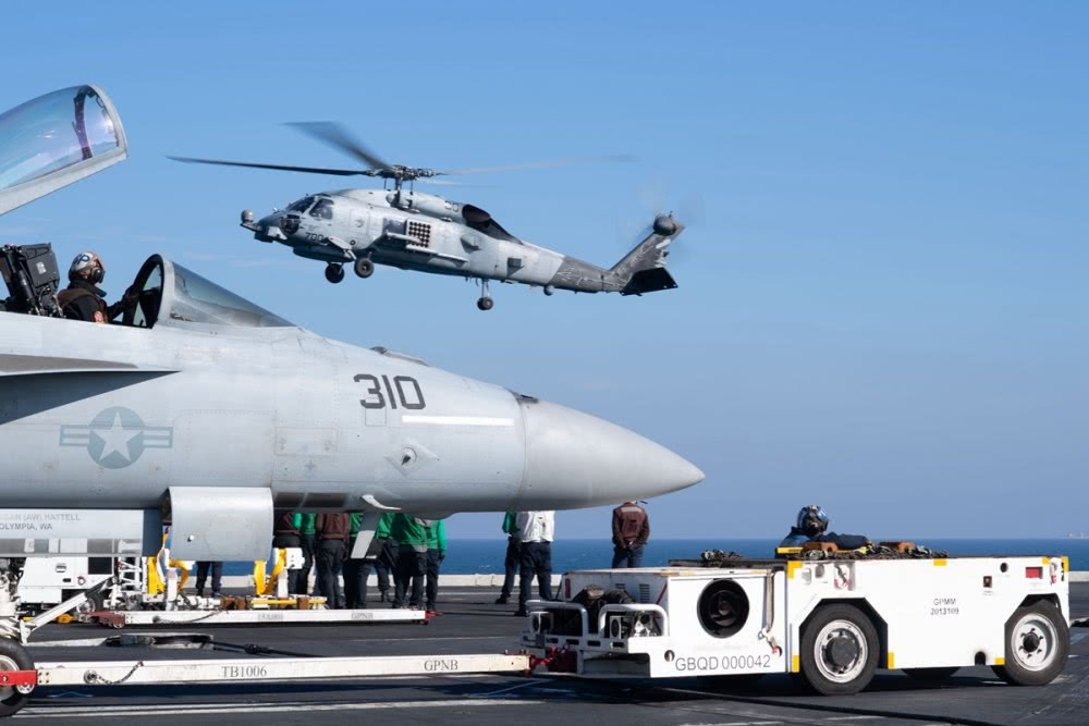 Tàu sân bay USS John C. Stennis của hải quân Mỹ trị giá 4,5 tỷ USD, đã được hạ thuỷ từ năm 1991 và bắt đầu gia nhập hải quân Mỹ từ năm 1995. Tàu được đóng theo lớp Nimitz có độ giãn nước tới hơn 100.000 tấn và mang theo được tối đa 90 máy bay các loại. Nguồn ảnh: QQ.