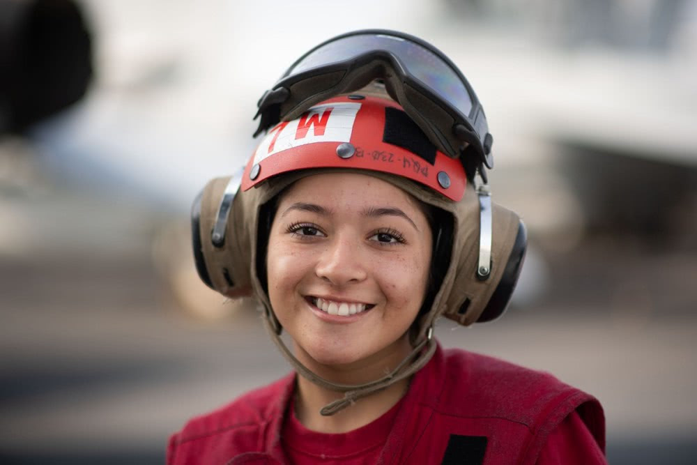 Một bóng hồng trên tàu sân bay Mỹ. Nguồn ảnh: QQ.