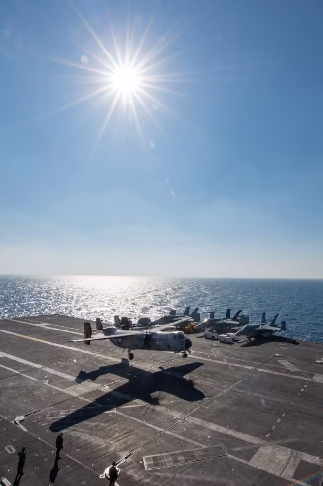 Máy bay vận tải C-2A mang theo hàng hoá và nhu yếu phẩm lên tàu sân bay USS John C. Stennis. Nguồn ảnh: QQ.