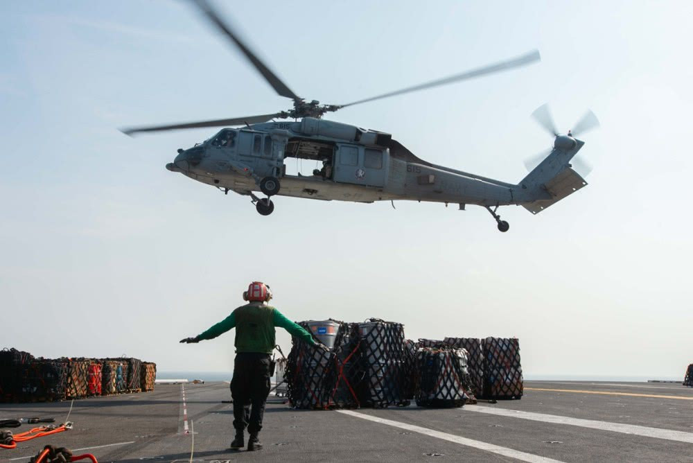 USS John C. Stennis nhận hàng tiếp tế từ tàu vận tải. Nguồn ảnh: QQ.