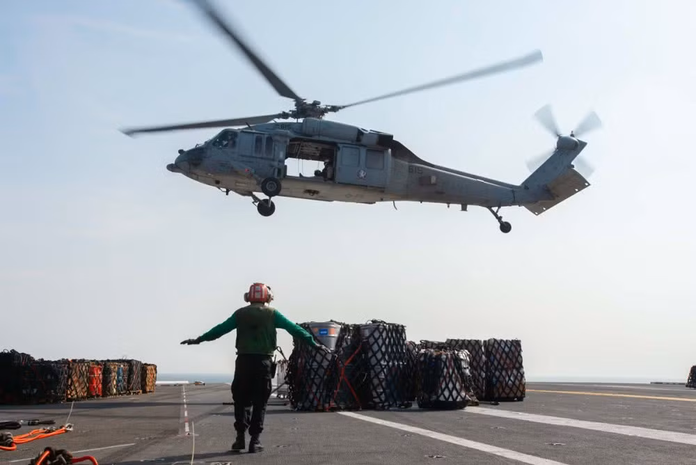 USS John C. Stennis nhận hàng tiếp tế từ tàu vận tải. Nguồn ảnh: QQ.