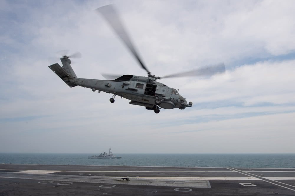 Trực thăng MH-60R Seahawk của Hải quân Mỹ cất cánh từ tàu sân bay USS John C. Stennis. Nguồn ảnh: QQ.