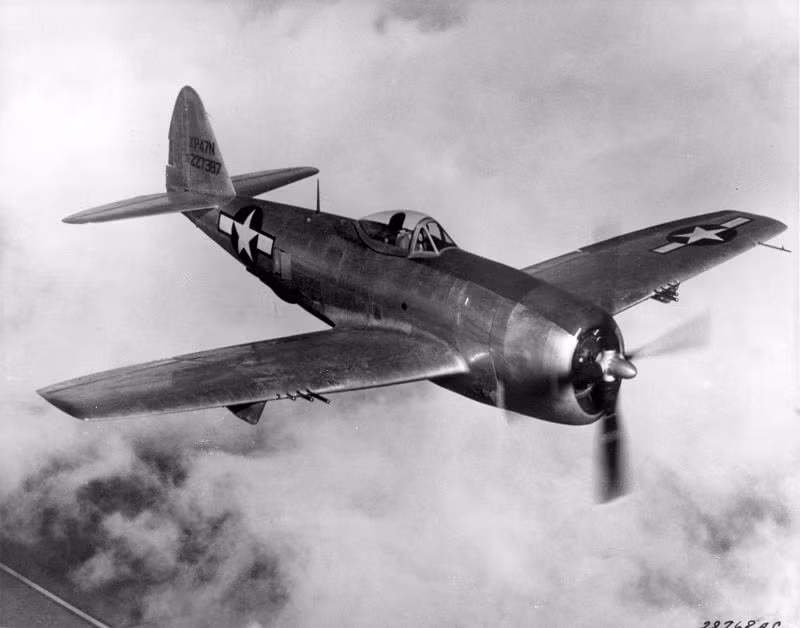 Một trong những "siêu sao" nói trên trong Không quân Hải quân Mỹ chính là Republic P-47 Thunderbolt. Tổng cộng Mỹ đã sản xuất được tới 15.636 tiêm kích loại này trong thời gian từ năm 1941 tới năm 1944. Nguồn ảnh: Warhistoryonline.