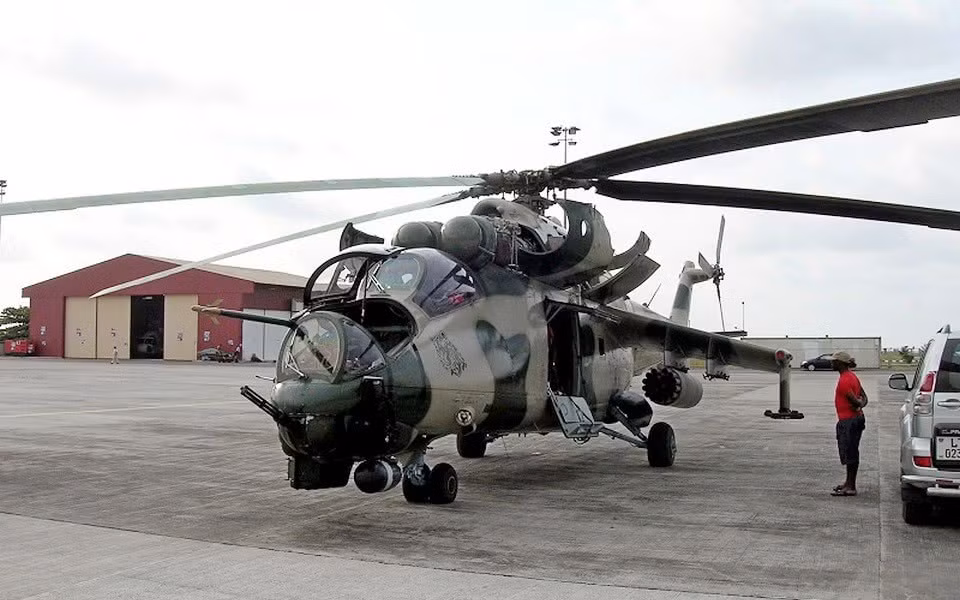 Năm 2001, Ukraine bán cho Guinea Xích Đạo một loạt các trực thăng Mi-24 do nước này lắp ráp bao gồm các phiên bản Mi-24V, Mi-24P và Mi-24R.