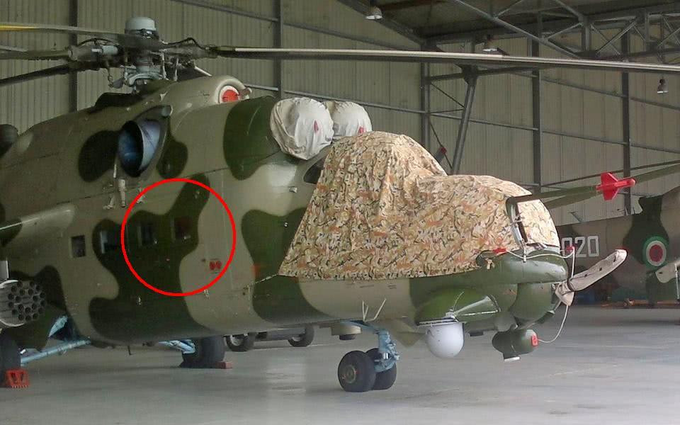 Do gián đoạn trong việc nhập thiết bị từ Nga, không phải mọi trực thăng của Guinea Xích Đạo đều được trang bị hệ thống nhìn đêm mà chỉ một số ít trong đó may mắn có được nâng cấp đáng giá này trước khi Ukraine và Nga trở nên căng thẳng với nhau. Ảnh: Hệ thống cửa sổ của chiếc Mi-24 sau khi được Ukraine nâng cấp.