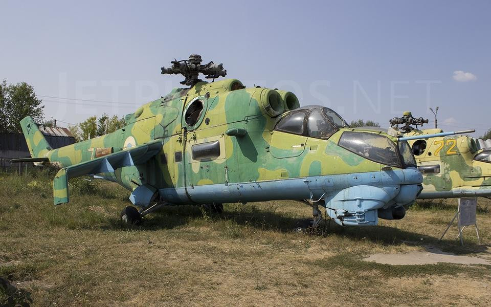 Hệ thống cửa sổ của Mi-24 nguyên bản trước khi nâng cấp có phần khác biệt.