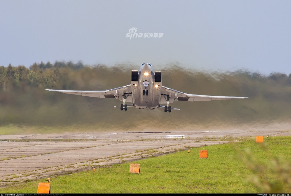  Máy bay ném bom Nga gặp nạn hôm 22/1 sau nỗ lực hạ cánh không thành gần căn cứ không quân Olvianorsk ở Murmans là Tupolev Tu-22M3 - một trong nhiều dòng máy bay ném bom tầm xa được phát triển Liên Xô vẫn còn phục vụ trong biên chế Không quân Nga. Nguồn ảnh: Sina.