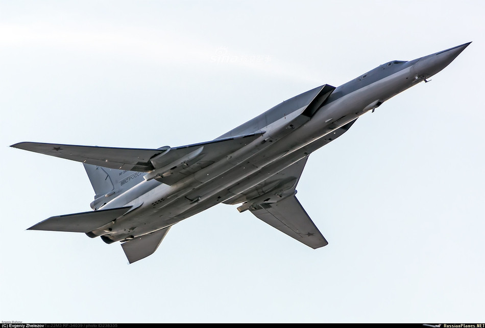 Hãng thông tấn TASS của Nga cho biết chỉ huy trưởng và hoa tiêu trên chuyến bay là hai người sống sót. Hai người còn lại bao gồm cơ phó và điện đài viên không được may mắn như vậy. Được biết phi hành đoàn của một chiếc Tu-22M3 chỉ có bốn người. Nguồn ảnh: Sina.