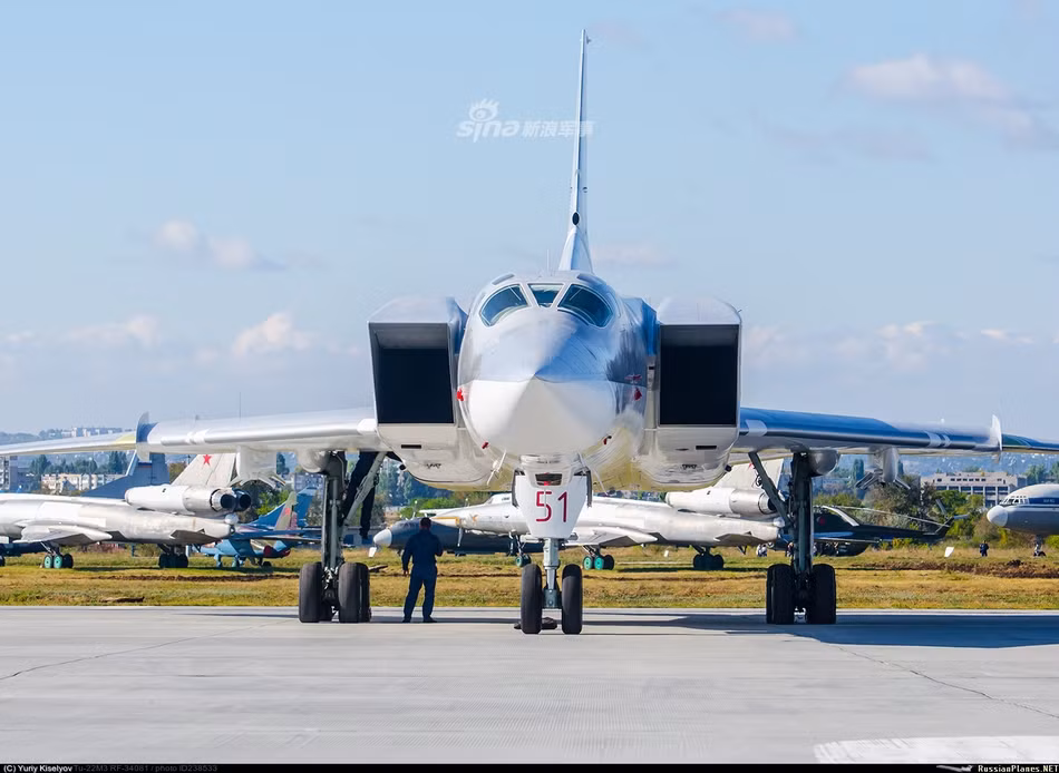 Theo thông tin được hãng AP đăng tải, phi hành đoàn chiếc Tu-22M3 đã cố gắng hạ cánh chiếc máy bay khi sự cố xảy ra, tuy nhiên nỗ lực này đã không thành công chiếc Tu-22M3 sau khi đâm xuống đất đã "vỡ tung thành từng mảnh". Nguồn ảnh: Sina.
