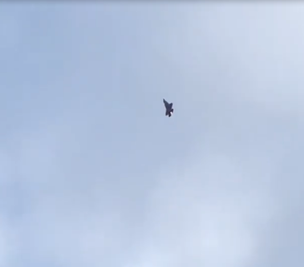 Sau đó bắt đầu lật ngửa - ở khoảnh khắc này tốc độ của chiếc F-35 sẽ vừa bị lực cản của không khí, vừa bị lực hút của trái đất hãm lại. Trong trường hợp đang bị truy đuổi, chiếc chiến đấu cơ của địch sẽ khó có thể cơ động được theo kiểu này và thường sẽ bay vọt thẳng lên không. Nguồn ảnh: Ins.