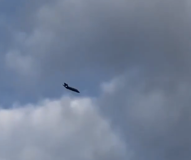 Sau đó tiếp tục bay ngang một cách an toàn ở độ cao rất thấp. Nguồn ảnh: Ins.