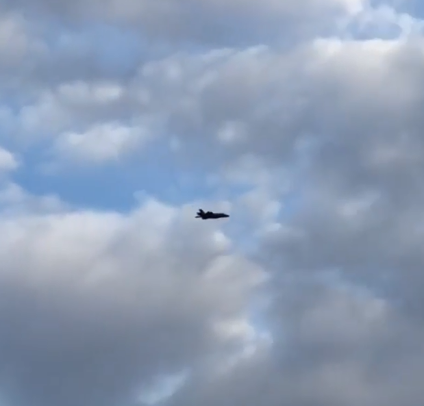 Động tác cơ động này không những có thể qua mặt được các phi công công tiêm kích đối phương mà còn né tránh được tên lửa phòng không với một quỹ đạo bay gần như không tưởng. Nguồn ảnh: Ins.