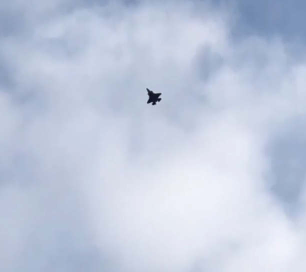 Kể cả trong lúc rơi, F-35 vẫn có thể đảo hướng dễ dàng - điều này cho phép nó tìm hướng thoát ly hoặc tìm hướng tấn công lại chiến đấu cơ địch tuỳ vào mục đích của phi công. Nguồn ảnh: Ins.