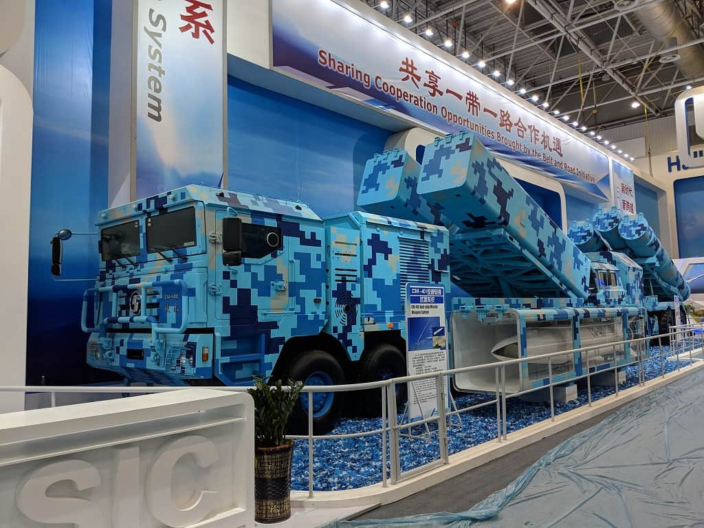 Tầm hoạt động của CM-401 vào khoảng từ tối thiểu 15 km cho tới tối đa 290 km. Tên lửa có thể được phóng đi từ hệ thống xe kéo di động và mỗi xe có thể mang theo tối đa tới 2 tên lửa. Tuy nhiên tại Chu Hải Airshow, cơ cấu radar và xe chỉ huy của CM-401 lại không được mang ra trình bày. Nguồn ảnh: BI.