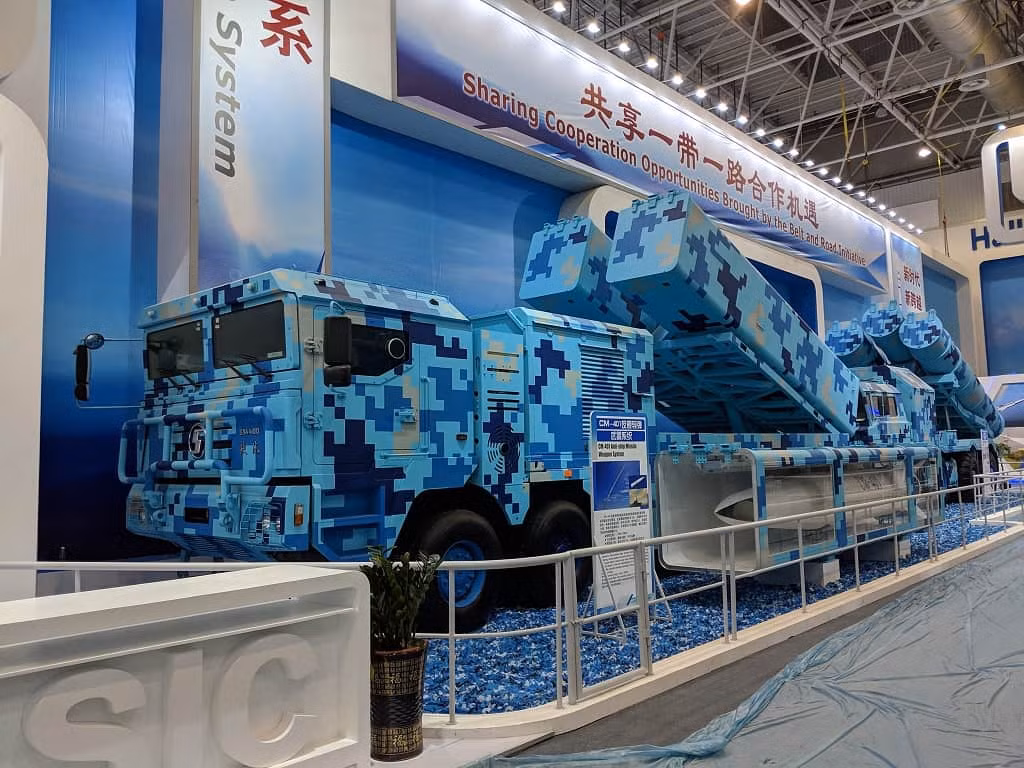 Tầm hoạt động của CM-401 vào khoảng từ tối thiểu 15 km cho tới tối đa 290 km. Tên lửa có thể được phóng đi từ hệ thống xe kéo di động và mỗi xe có thể mang theo tối đa tới 2 tên lửa. Tuy nhiên tại Chu Hải Airshow, cơ cấu radar và xe chỉ huy của CM-401 lại không được mang ra trình bày. Nguồn ảnh: BI.