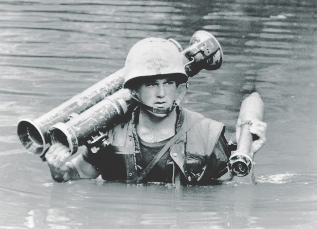 Một lính Mỹ với khẩu Bazooka M20 được bẻ đôi đang ngụp lặn ở Nam Bộ, Việt Nam. Nguồn ảnh: Pinterest.