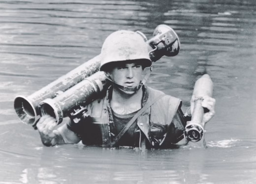 Một lính Mỹ với khẩu Bazooka M20 được bẻ đôi đang ngụp lặn ở Nam Bộ, Việt Nam. Nguồn ảnh: Pinterest.