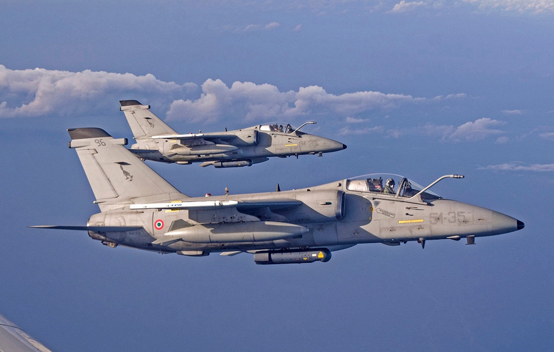 Ban đầu, các quốc gia dự tính sẽ có 79 chiếc cường kích loại này được bàn giao cho phía Không quân Brazil và 187 chiếc được bàn giao cho Italy. Hợp đồng này giúp Brazil trở thành quốc gia sở hữu phi đội cường kích mạnh nhất khu vực Nam Mỹ. Nguồn ảnh: Military-today.