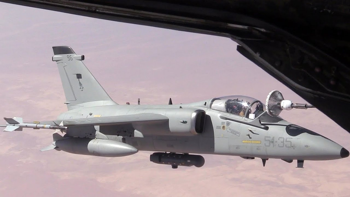 Các phiên bản AMX-T được trang bị radar cũng đã được xem xét thêm vào ở Brazil và Italy để tăng cường khả năng chiến đấu trong mọi thời tiết, trinh sát chiến đấu điện tử, thêm khả năng tấn công trên biển. Các thử nghiệm của Italy với tên lửa chống hạm Exocet đã chứng minh AMX-T hoàn toàn đủ khả năng tấn công mục tiêu biển. Nguồn ảnh: Tube.