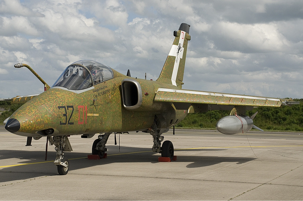 Mẫu thử nghiệm đầu tiên trong số ba nguyên mẫu cường kích AMX-T ban đầu bay ở Italy vào ngày 14 tháng 3 năm 1990. Tại Brazil, các vấn đề về tài chính đã trì hoãn chuyến bay đầu tiên của nguyên mẫu hai chỗ ngồi cho đến ngày 14 tháng 8 năm 1991. Nguồn ảnh: Military-today.