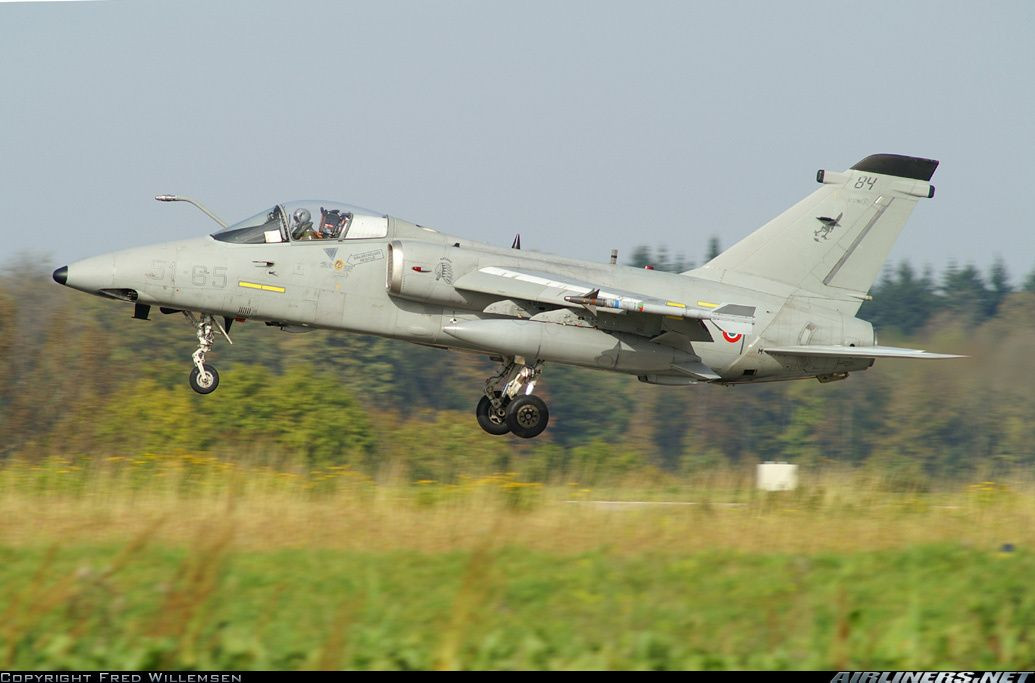 Đến giữa năm 1998, tổng số máy bay của chương trình đã tăng lên tới 332 chiếc, bao gồm 66 chiếc AMX-Ts hai chỗ ngồi (A-1B). Trong các biến thể này, một khoang nhiên liệu phía sau buồng lái ban đầu được thay thế bằng ghế phóng Martin-Baker Mk 10L thứ hai. Nguồn ảnh: Airliners.