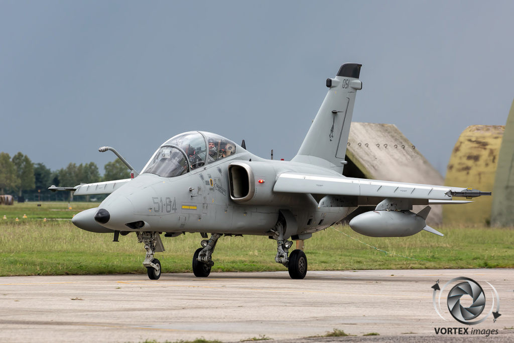 Ngày nay, AMX được biết tới như một cường kích có khả năng hoạt động ở tốc độ dưới tốc độ âm thanh và độ cao thấp, sử dụng trong cả ban ngày lẫn đêm. Đồng thời được thiết kế để giảm thiểu sự phát nhiệt và bề mặt được cải tiến giảm sự phản xạ sóng radar nhằm ngăn chặn khả năng bị phát hiện. Nguồn ảnh: Vortex.