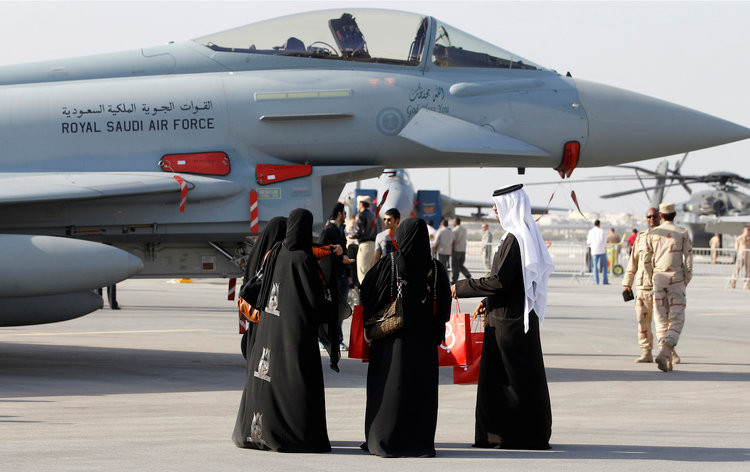 Ả Rập Xê-út là một quốc gia cực kỳ lắm tiền nhiều của nhưng kho vũ khí của quốc gia này dường như đã được dừng cập nhật kể từ khi họ kết thúc cuộc chiến tranh với Afghanistan 17 năm trước đây. Theo nhiều báo cáo, phi công của Ả Rập Xê-út cũng có trình độ tác chiến khá kém và cách thức tổ chức của lực lượng này cũng rất lộn xộn dù trong tay họ là một loạt các loại chiến đấu cơ khá hiện đại như F-15, F-15E, Typhoon hay Tornado. Nguồn ảnh: BI.