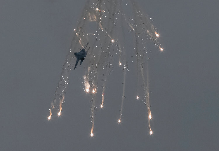 Ukraine được coi là một trong những quốc gia có nền khoa học quân sự tiên tiến bậc nhất ở Đông Âu. Tuy nhiên trong những năm gần đây, do yếu tố bảo trì kém, huấn luyện sơ sài và sự vô kỷ luật của phi công khi bay nên lực lượng này đã nhận một loạt tai nạn. Gần đây nhất là vụ tai nạn Su-27 khiến một phi công Ukraine và một phi công Mỹ thiệt mạng trong cuộc tập trận chung được tổ chức tại quốc gia này. Nguồn ảnh: BI.