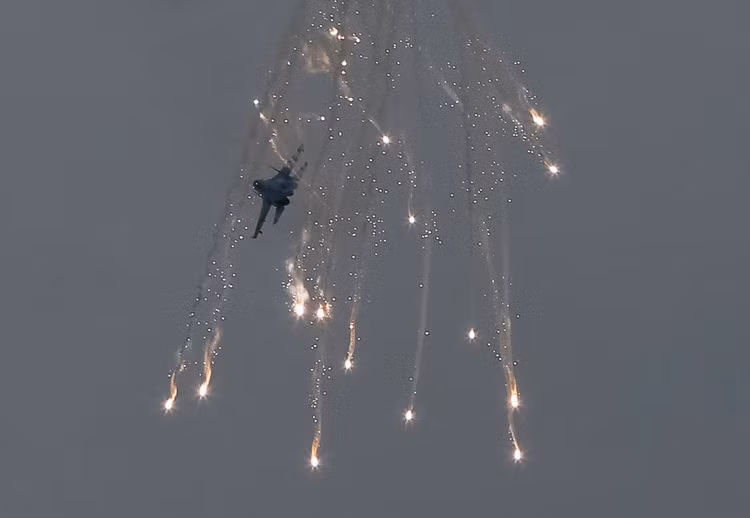 Ukraine được coi là một trong những quốc gia có nền khoa học quân sự tiên tiến bậc nhất ở Đông Âu. Tuy nhiên trong những năm gần đây, do yếu tố bảo trì kém, huấn luyện sơ sài và sự vô kỷ luật của phi công khi bay nên lực lượng này đã nhận một loạt tai nạn. Gần đây nhất là vụ tai nạn Su-27 khiến một phi công Ukraine và một phi công Mỹ thiệt mạng trong cuộc tập trận chung được tổ chức tại quốc gia này. Nguồn ảnh: BI.