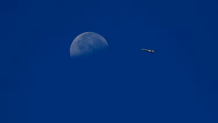 Cuối cùng là lực lượng Không quân Syria. Đây là lực lượng Không quân đã chịu cực kỳ nhiều tổn thất trong cuộc chiến tranh Syria dai dẳng và gần như không còn sức kháng cự. Lâu lắm rồi Không quân Syria không bay lên đánh chặn tiêm kích của Israel xâm phạm không phận nước này và dường như toàn bộ trách nhiệm bảo vệ bầu trời Syria đều được giao phó cho lực lượng phòng không nước này. Nguồn ảnh: BI.