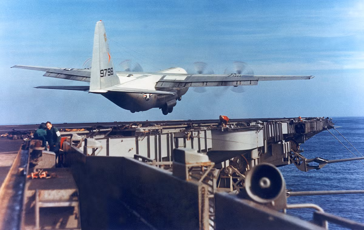 Một lần nữa, Không quân Mỹ đã đi vào lịch sử khi cho hạ cánh... vận tải cơ chiến lược C-130 Hercules trên sàn tàu sân bay USS Forrestal. Thử nghiệm này thành công vào ngày 30/10/1963 nhưng sau đó được đánh giá là phi thực tế, nguy hiểm và kém hiệu quả. Nguồn ảnh: BI.