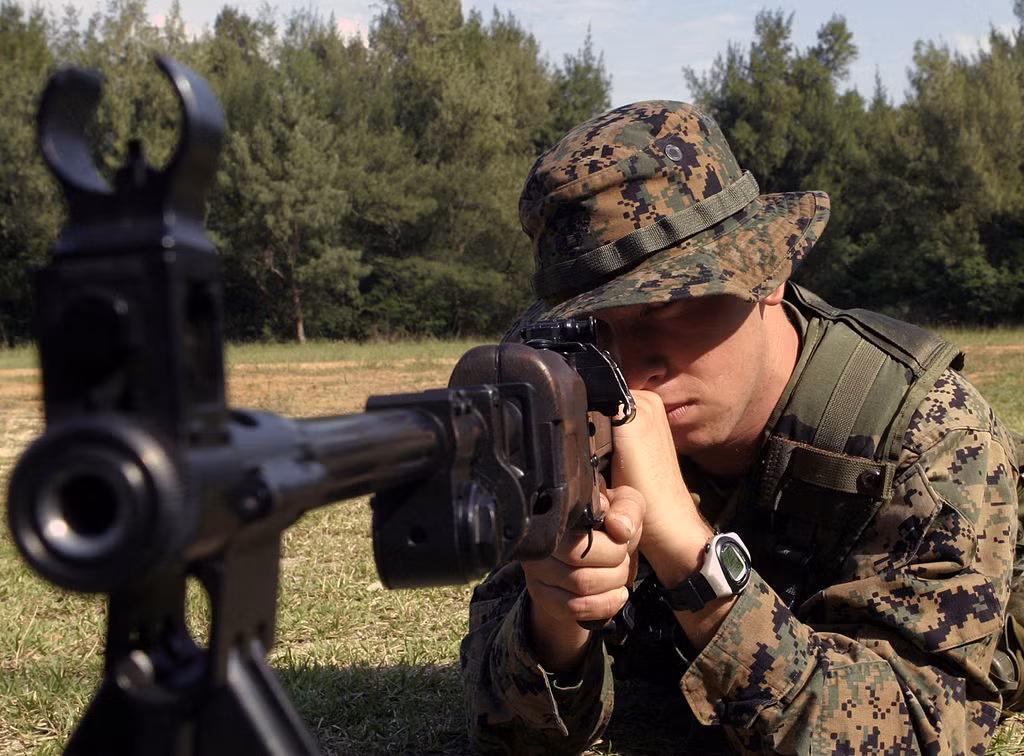 Súng sử dụng dây đạn nhưng cũng vẫn có khe móc hộp tiếp đạn ở phía dưới để xạ thủ có thể cơ động gọn gàng với dây đạn dài. Tốc độ bắn của khẩu súng trung liên này vào khoảng từ 650 tới 750 viên mỗi phút tuỳ điều kiện. Nguồn ảnh: Flickr.