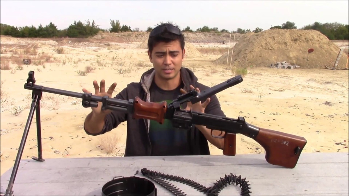 Sơ tốc đầu nòng của trung liên RPD là 735 mét/giây, sơ tốc đầu nòng này thấp hơn so với sơ tốc đầu nòng của AK-47 nhưng cũng đồng nghĩa với việc động năng của súng sẽ cao hơn khiến khả năng xuyên của nó tốt hơn hẳn khẩu súng trường tấn công AK. Nguồn ảnh: Tube.