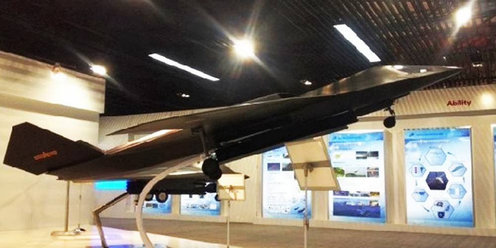 Tiếp đến là một loại máy bay ném bom chỉ mới vừa được Trung Quốc hé lộ hồi tháng 10/2018 vừa rồi mang tệ JH-XX. Theo nhiều chuyên gia quan sát quốc tế, loại máy bay này có thể sẽ có tầm hoạt động tối đa từ 1600 tới 3200 km. Nguồn ảnh: Zhuhai.