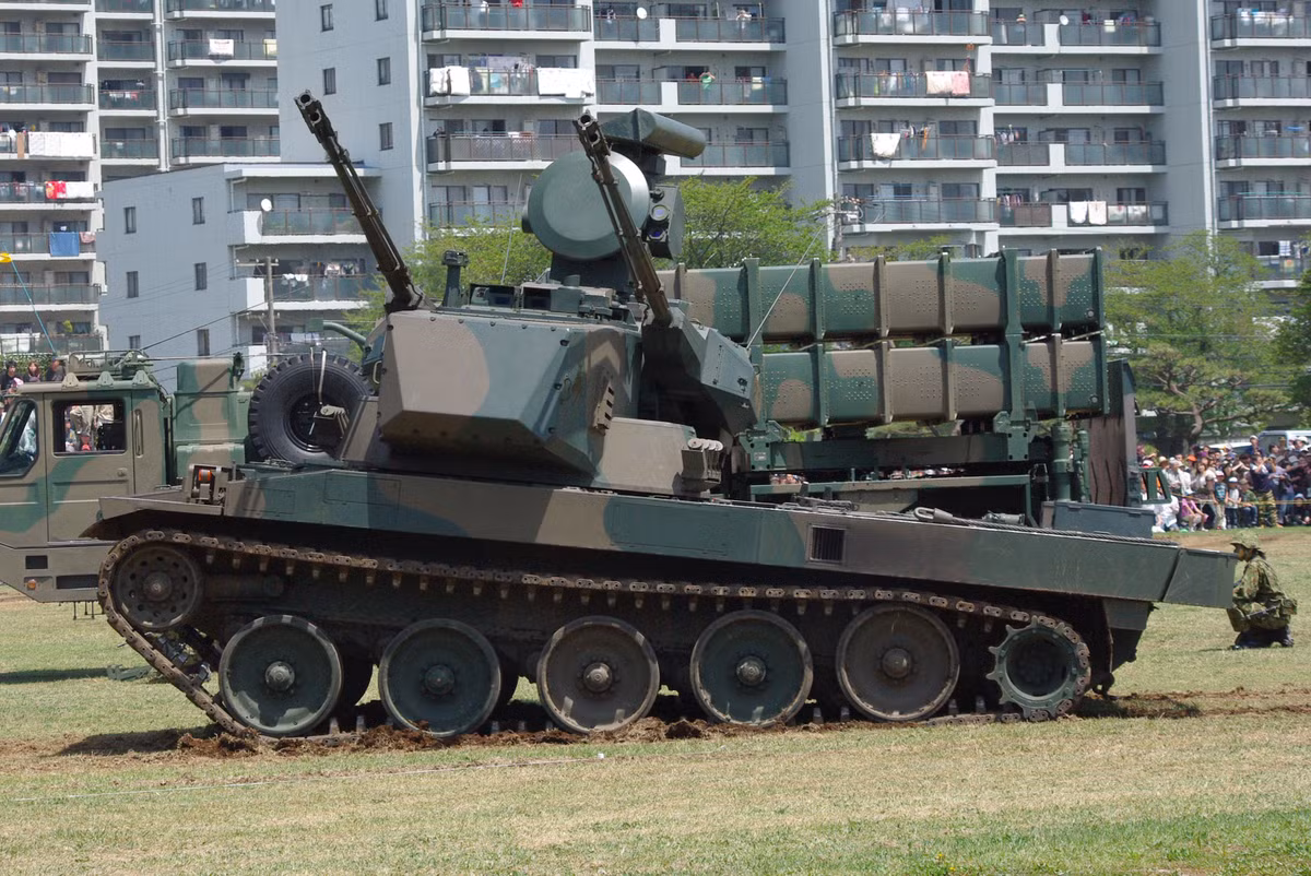 Type 87 được thiết kế đặt trên khung gầm xe tăng Type 74, lắp tháp pháo lớn với cặp pháo 35mm tốc độ cao kèm hai loai radar trinh sát - dẫn bắn. Nguồn ảnh: Military-today.