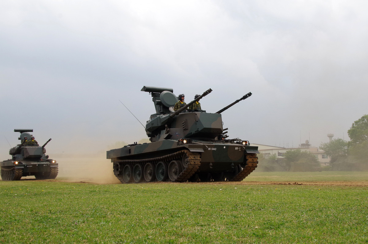 Khẩu pháo tự hành này có trọng lượng tổng cộng lên tới 44 tấn, chiều dài thân xe lên tới 6,7 mét kèm theo chiều rộng là 3,2 mét. Pháo tự hành có biên chế kíp lái chỉ ba người bao gồm một lái xe, một trưởng xe và một sĩ quan điều khiển hoả lực. Nguồn ảnh: Military-today.