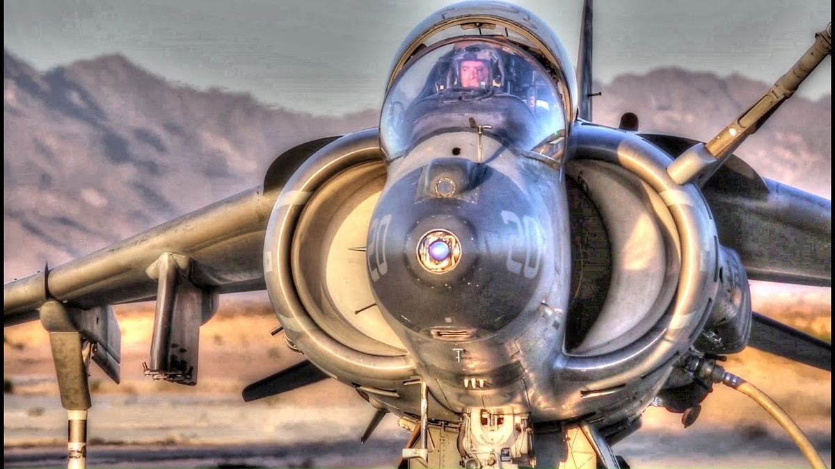 So với F-35B, AV-8B rõ ràng là lép vế hơn khi nó không có khả năng mang vũ khí nhiều bằng chiến đấu cơ thế hệ thứ năm và cũng có khả năng không chiến kém hơn hoàn toàn. Nguồn ảnh: QQ.