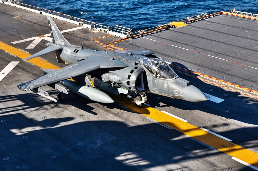 Loại cường kích cơ này bay thử lần đầu tiên từ năm 1981 và tới năm 1985 được sản xuất hàng loạt. AV-8B từng phục vụ trong không quân rất nhiều nước trên thế giới nhưng tới thời điểm hiện tại đã gần như được cho nghỉ hưu hết. Nguồn ảnh: QQ.