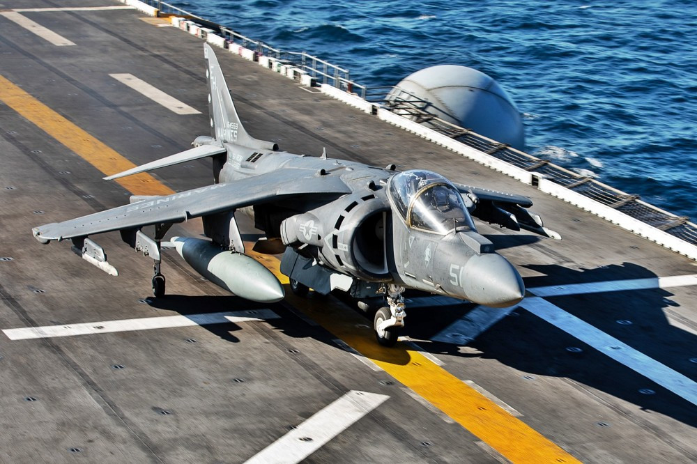 Có phi hành đoàn chỉ một người, cường kích AV-8B được trang bị một động cơ do Rolls Royce sản xuất. Máy bay có sản cánh rộng 9,25 mét, chiều dài 14,12 mét và có trọng lượng rỗng là 6,3 tấn. Nguồn ảnh: QQ.