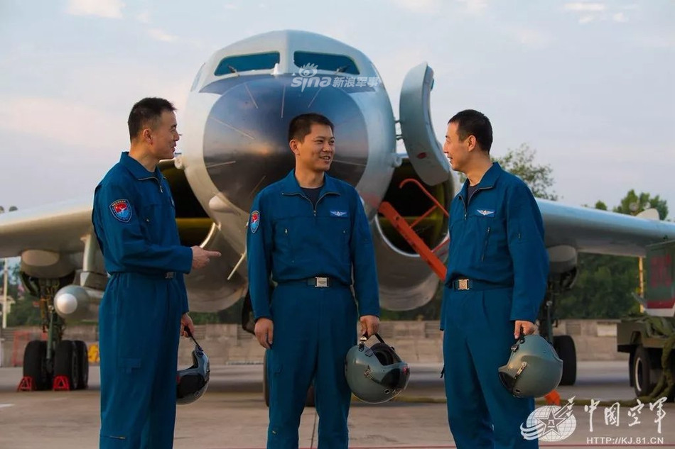 Có thể kể ra một vài phiên bản quan trọng được cải biên từ máy bay ném bom H-6 như HY-6D - một loại máy bay tiếp liệu trên không, H-6E với khả năng mang bom hạt nhân chiến lược, HD-6 với nhiệm vụ tác chiến điện tử,... Nguồn ảnh: Sina.