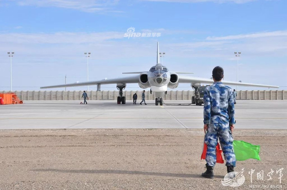 Được thiết kế từ những năm 50 của thế kỷ trước, H-6 mang đậm nét "cổ điển" trong việc thiết kế máy bay ném bom khi nó được trang bị một loạt các loại pháo 23mm để tự vệ trước các tiêm kích của đối phương. Nguồn ảnh: Sina.