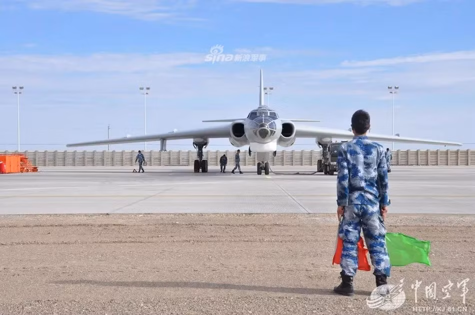 Được thiết kế từ những năm 50 của thế kỷ trước, H-6 mang đậm nét "cổ điển" trong việc thiết kế máy bay ném bom khi nó được trang bị một loạt các loại pháo 23mm để tự vệ trước các tiêm kích của đối phương. Nguồn ảnh: Sina.