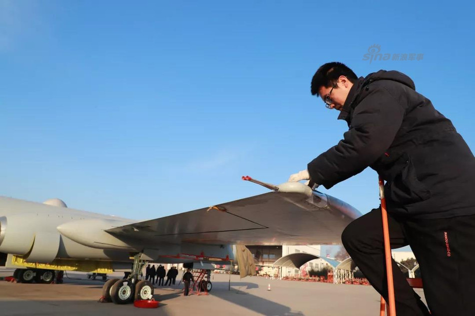 Sau tròn 60 năm, H-6 vẫn tiếp tục là loại máy bay ném bom chiến lược duy nhất mà Trung Quốc có. Nước này dù rất nỗ lực nhưng vẫn chưa thể cho ra đời một loại máy bay ném bom chiến lược nào hoàn thiện hơn chiếc H-6. Nguồn ảnh: Sina.