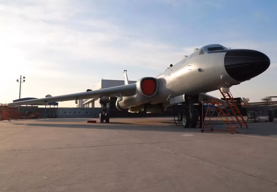 Được Trung Quốc sản xuất theo giấy phép thiết kế Tu-16 của Liên Xô, máy bay ném bom Xian H-6 đã được ra đời chiếc đầu tiên vào năm 1959 và tới nay vẫn cần mẫn phục vụ không quân nước này. Nguồn ảnh: Sina.