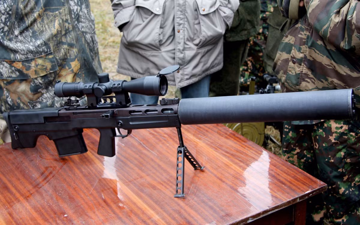 Điều này đồng nghĩa với việc nếu xạ thủ được đào tạo bài bản, súng bắn tỉa VKS hoàn toàn có khả năng bắn hạ được cả phương tiện bọc thép hạng nhẹ của đối phương một cách dễ dàng ở khoảng cách tương đối an toàn. Nguồn ảnh: Guns.