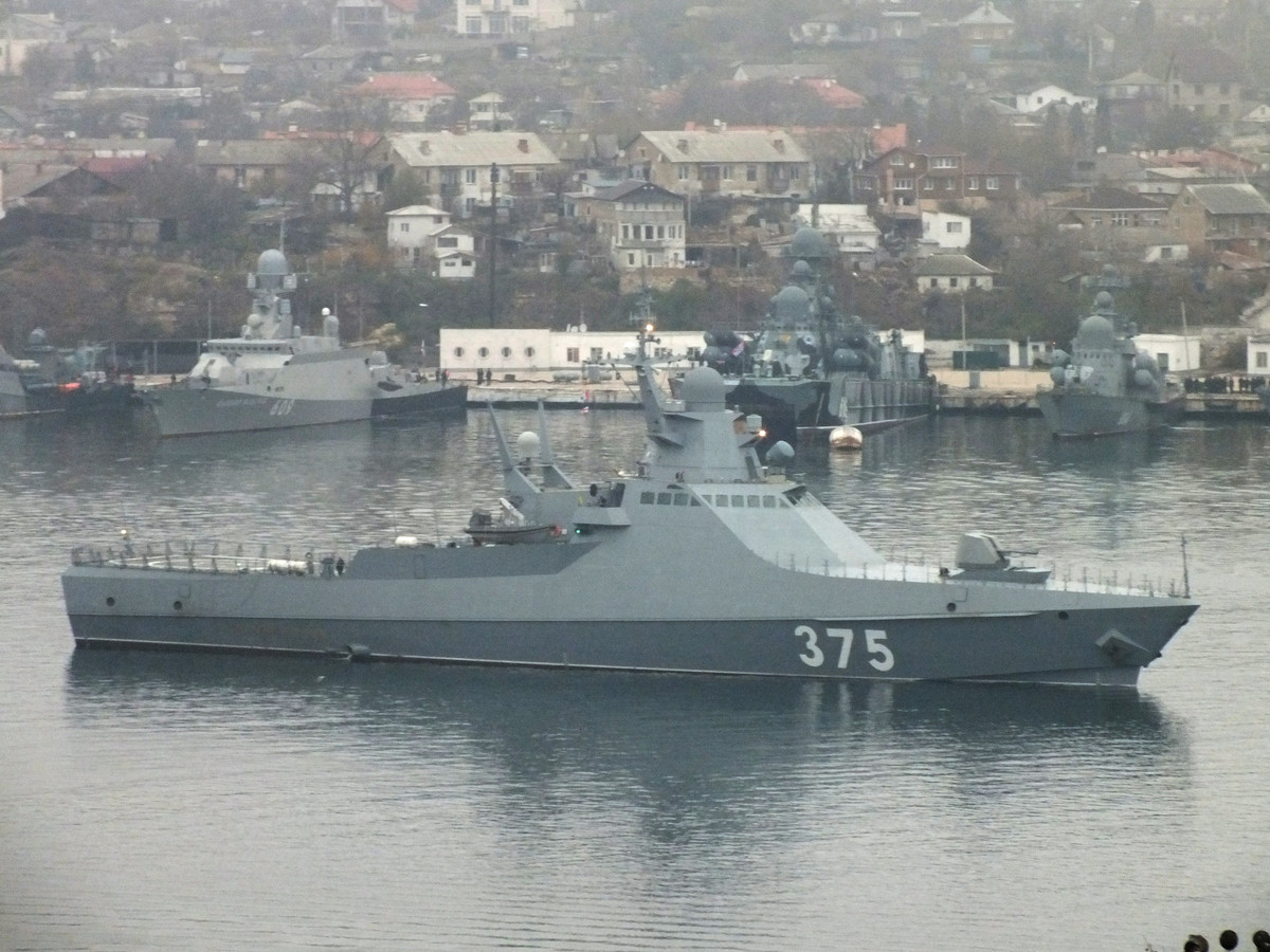 Tầm hoạt động tối đa của tàu tuần tra Đề án 22160 lên tới 8.000 km và nó có thể hoạt động liên tục trong 60 ngày không cần tiếp tế. Số lượng thuỷ thủ đoàn và sĩ quan chỉ huy được biên chế trên tàu bao gồm 80 người. Nguồn ảnh: f.a0z.ru.