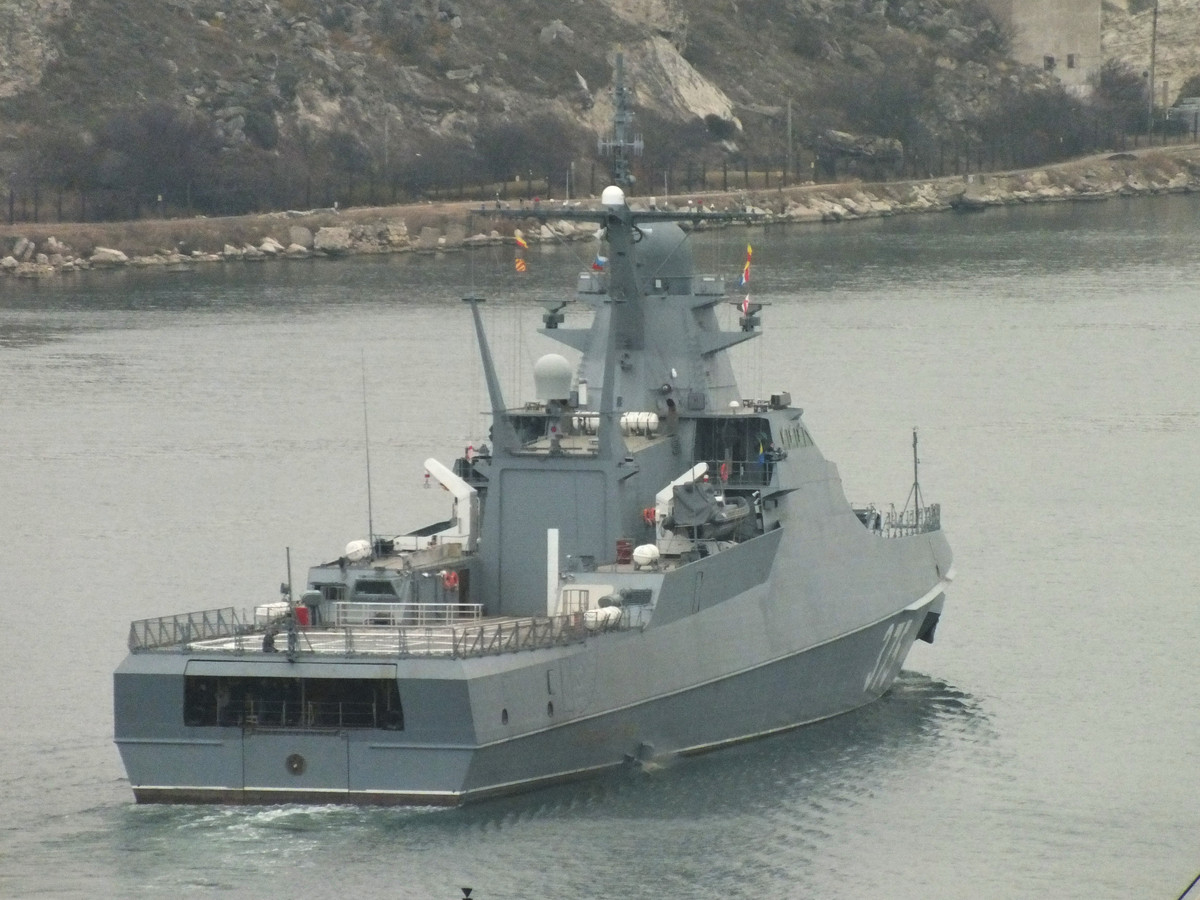 Để phòng không, Đề án 22160 được trang bị hệ thống phòng không Buk phiên bản đặt trên chiến hạm cùng với 2 khẩu súng máy 14,5mm kèm theo hàng loạt các hệ thống phóng lựu có khả năng gây nhiễu khác. Nguồn ảnh: f.a0z.ru.