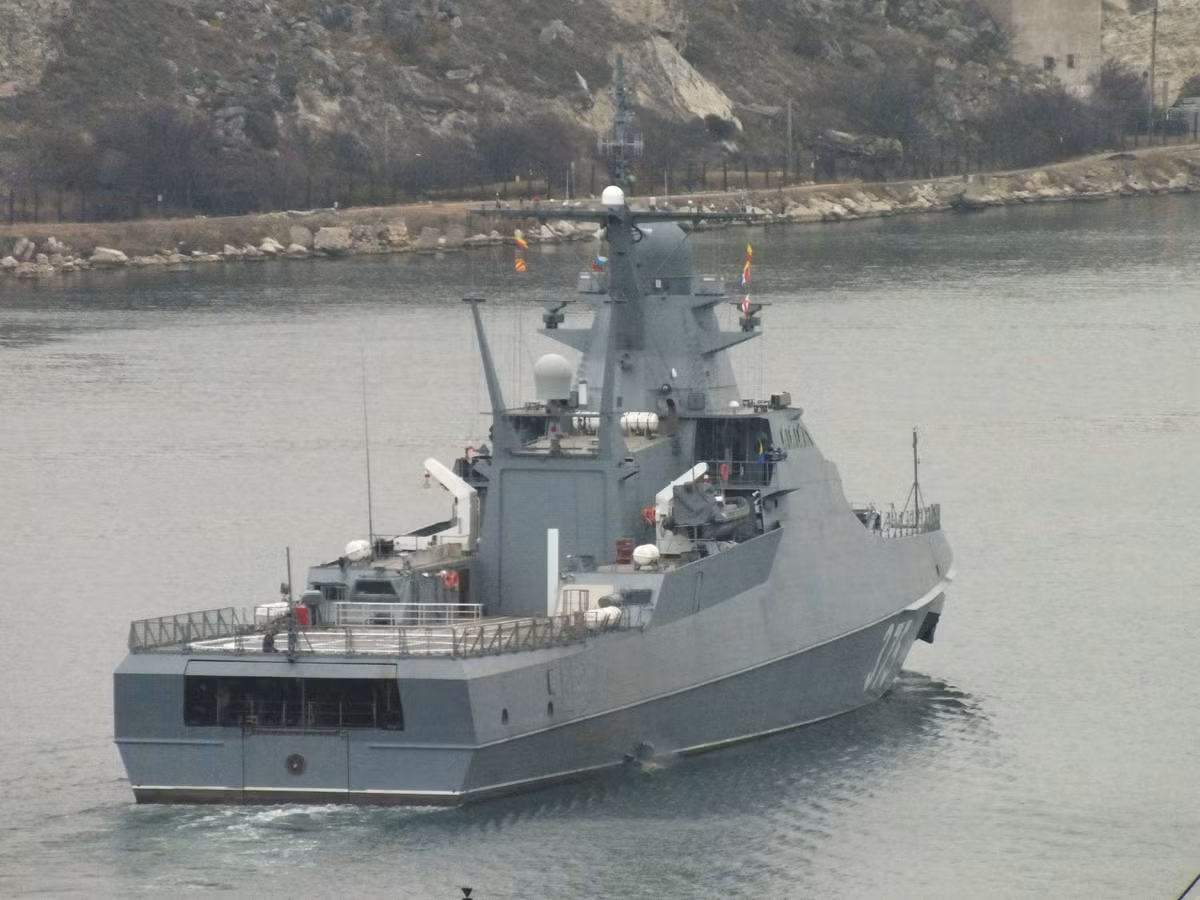 Để phòng không, Đề án 22160 được trang bị hệ thống phòng không Buk phiên bản đặt trên chiến hạm cùng với 2 khẩu súng máy 14,5mm kèm theo hàng loạt các hệ thống phóng lựu có khả năng gây nhiễu khác. Nguồn ảnh: f.a0z.ru.