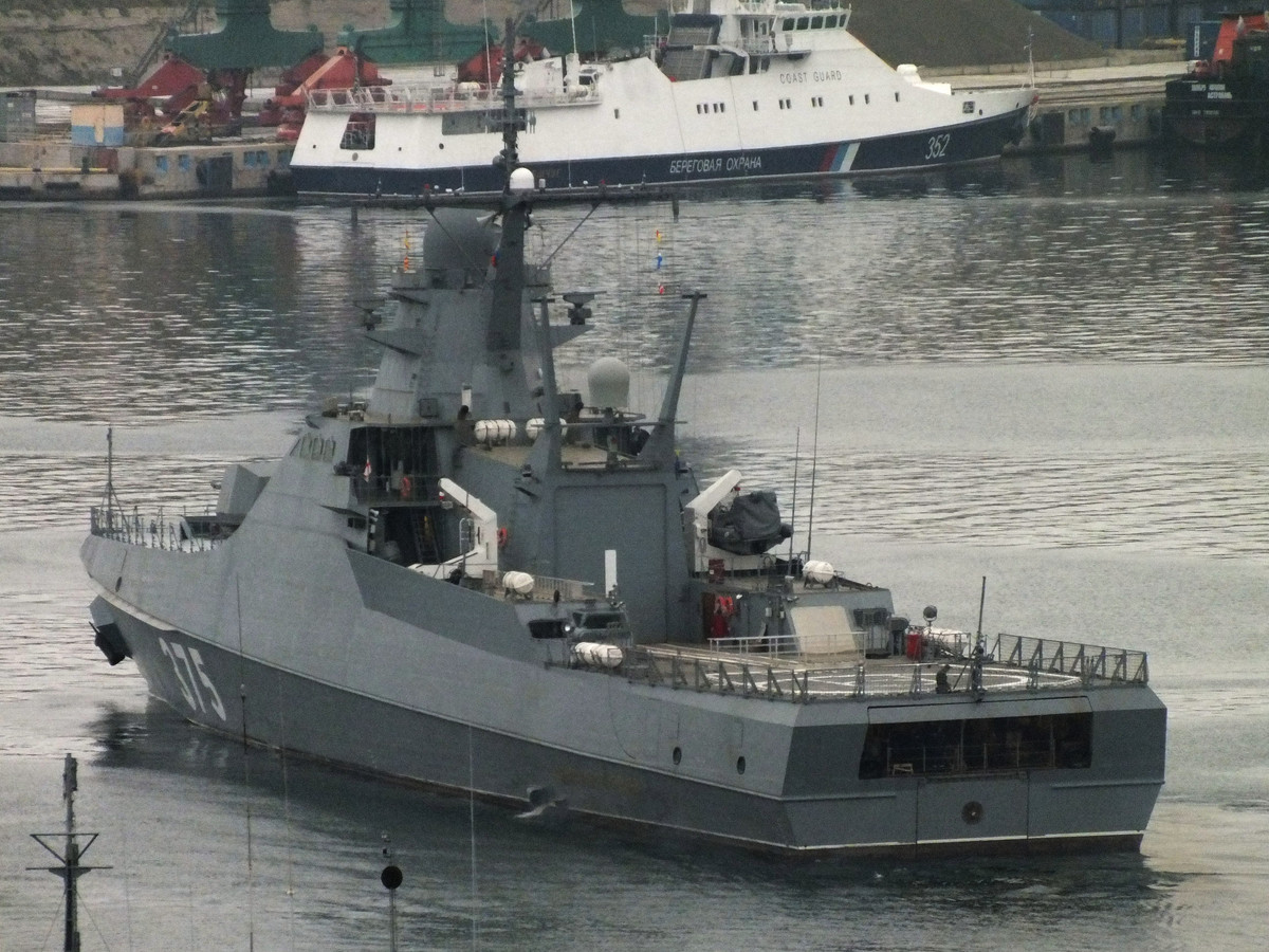 Giống như mọi loại tàu chiến khác do Hải quân Nga thiết kế, Đề án 22160 có vũ trang cực kỳ nguy hiểm với một khẩu pháo 76,2 mm hoặc 1 pháo 57mm, cả hai loại này đều là pháo tự động. Nguồn ảnh: f.a0z.ru.